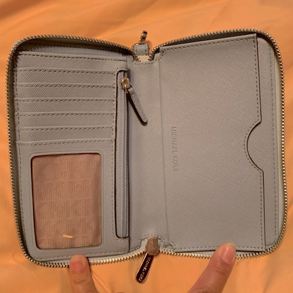 Michael Kors wristlet - Picture 3 of 3